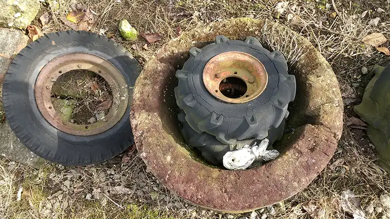 廃棄されたトラクターのタイヤ
