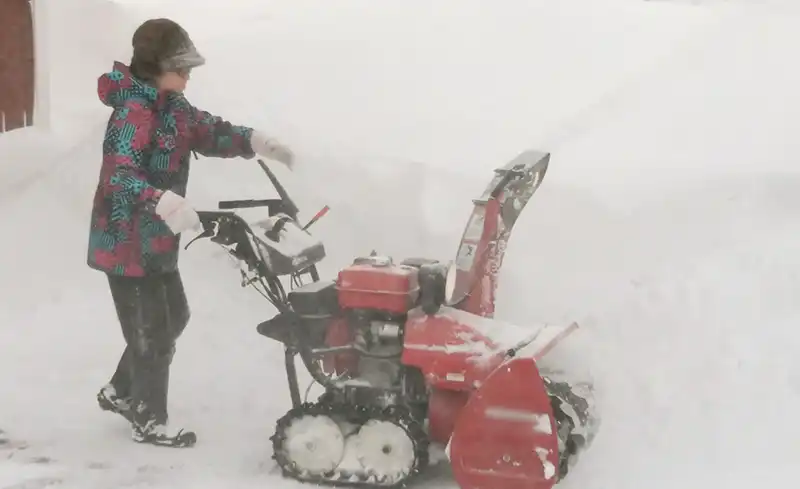 除雪機を操作する女性
