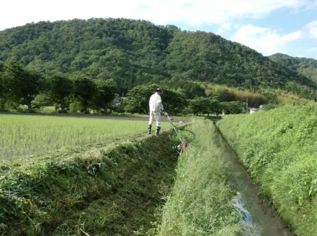 あぜ道の草刈り機